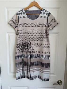 Women’s Short-Sleeve Beige and Black Patterned Dress